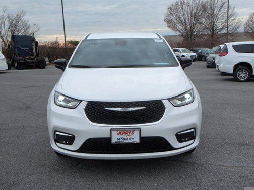 2024 Chrysler Pacifica Touring