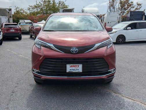 2024 Toyota Sienna XLE 8 Passenger