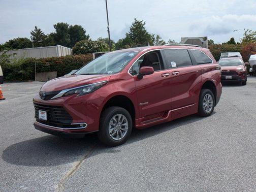 2024 Toyota Sienna XLE 8 Passenger