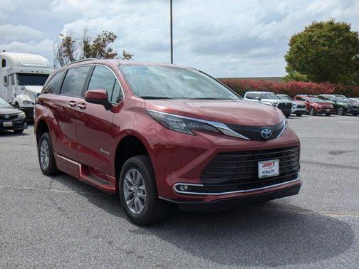 2024 Toyota Sienna XLE 8 Passenger