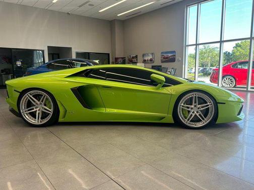 GREEN 2014 Lamborghini Aventador LP700-4