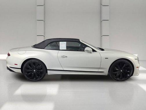 Ghost White Pearlescent 2025 Bentley Continental GT Black Edition