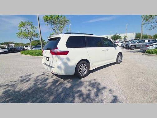 Blizzard Pearl 2020 Toyota Sienna XLE