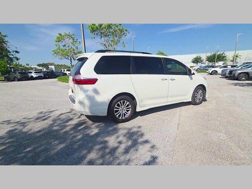 Blizzard Pearl 2020 Toyota Sienna XLE
