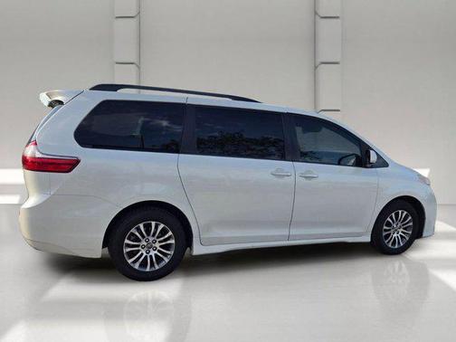 Blizzard Pearl 2020 Toyota Sienna XLE