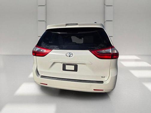 Blizzard Pearl 2020 Toyota Sienna XLE