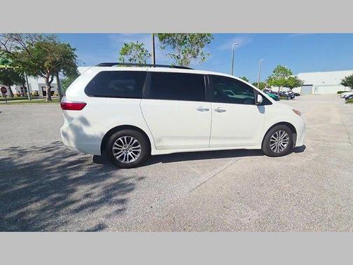 Blizzard Pearl 2020 Toyota Sienna XLE