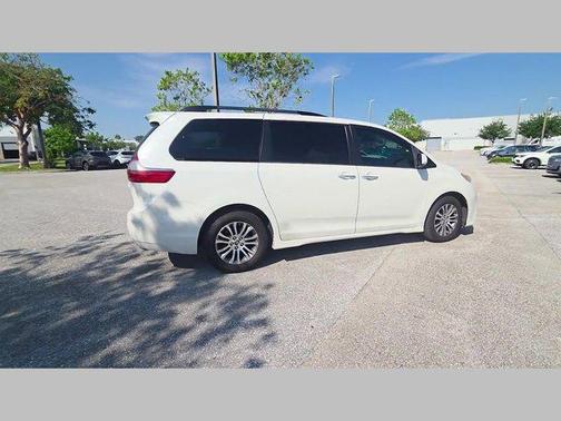 Blizzard Pearl 2020 Toyota Sienna XLE
