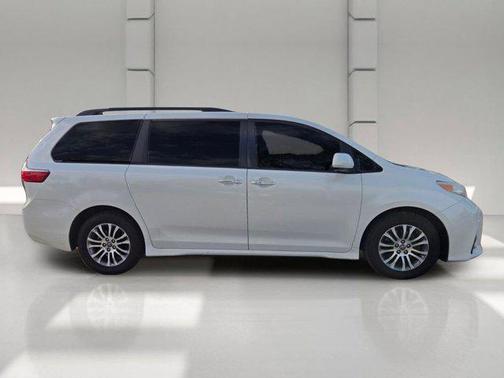 Blizzard Pearl 2020 Toyota Sienna XLE