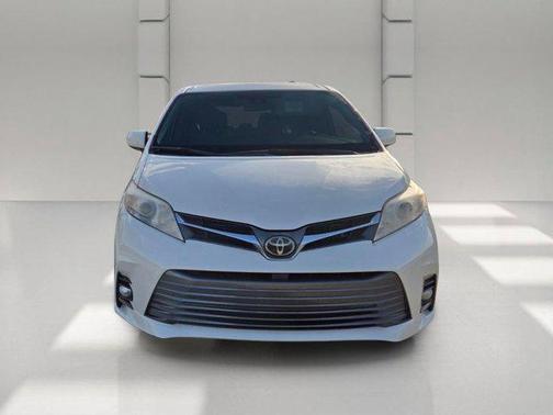 Blizzard Pearl 2020 Toyota Sienna XLE
