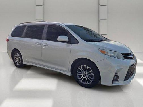 Blizzard Pearl 2020 Toyota Sienna XLE