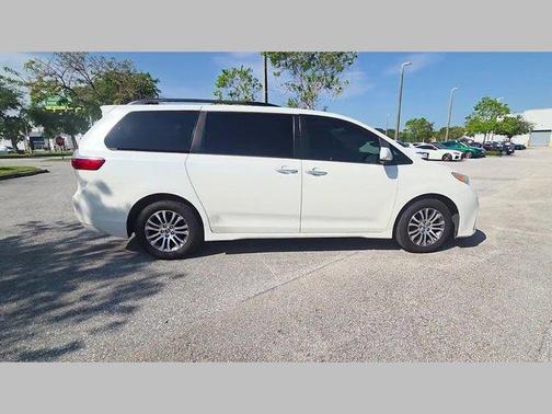 Blizzard Pearl 2020 Toyota Sienna XLE