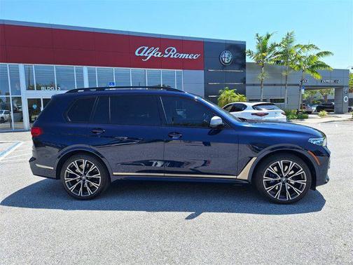 2022 BMW X7 M50i