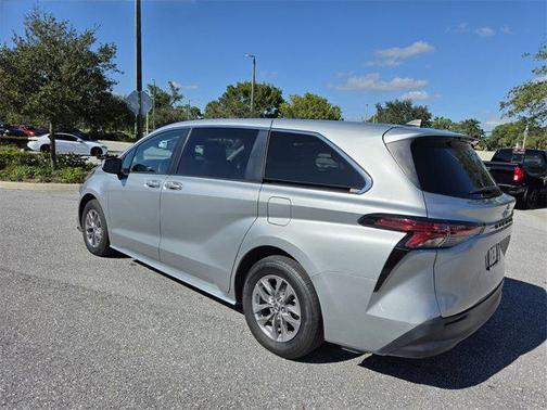 2022 Toyota Sienna LE