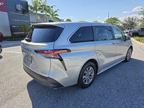 2022 Toyota Sienna LE