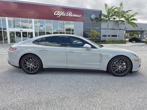 2018 Porsche Panamera 4