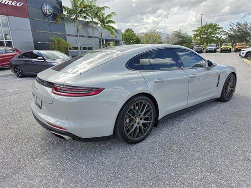 2018 Porsche Panamera 4