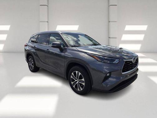 Magnetic Gray Metallic 2022 Toyota Highlander Hybrid XLE