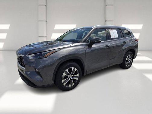 Magnetic Gray Metallic 2022 Toyota Highlander Hybrid XLE