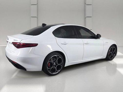Alfa White 2022 Alfa Romeo Giulia Veloce