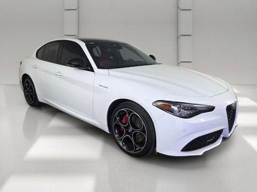 Alfa White 2022 Alfa Romeo Giulia Veloce