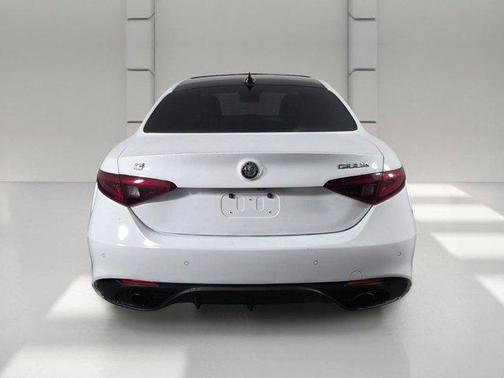 Alfa White 2022 Alfa Romeo Giulia Veloce