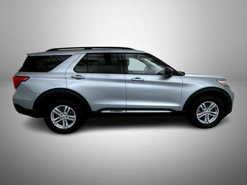 Iconic Silver Metallic 2022 Ford Explorer XLT