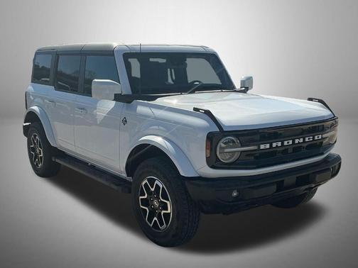 Oxford White 2024 Ford Bronco Outer Banks