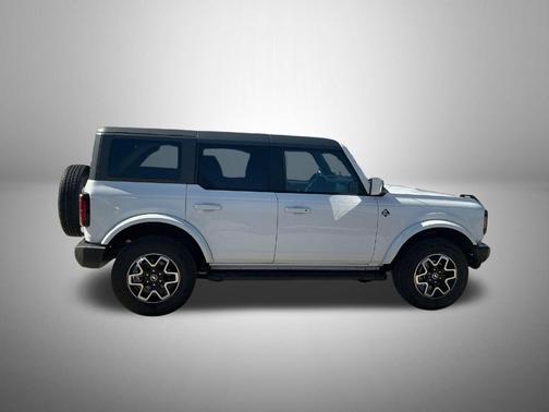 Oxford White 2024 Ford Bronco Outer Banks