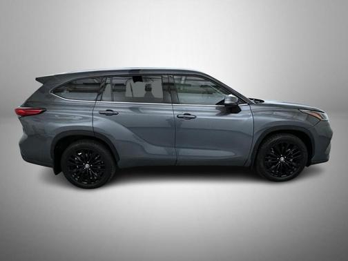 Magnetic Gray Metallic 2022 Toyota Highlander Platinum