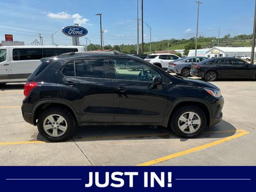 Mosaic Black Metallic 2021 Chevrolet Trax LT