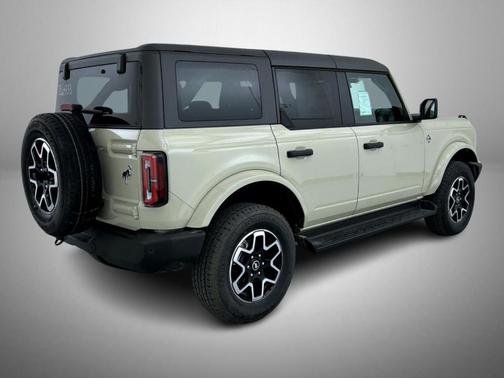 Desert Sand 2026 Ford Bronco Outer Banks