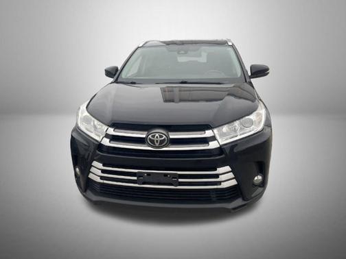 Midnight Black Metallic 2019 Toyota Highlander XLE
