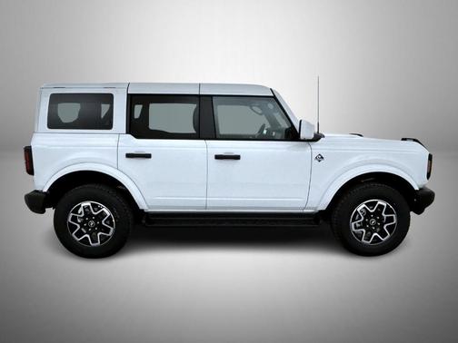 Oxford White 2026 Ford Bronco Outer Banks