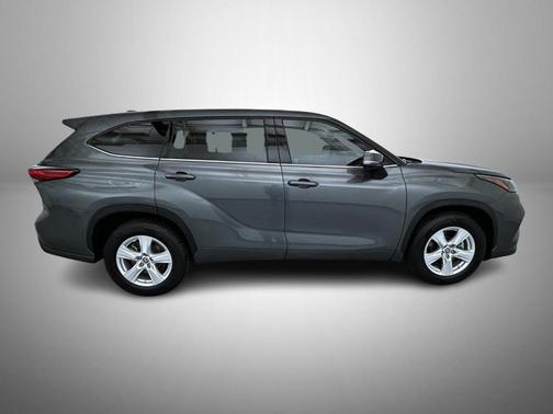 Magnetic Gray Metallic 2022 Toyota Highlander L