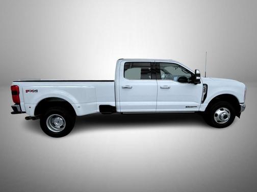 Oxford White 2023 Ford F-350 Lariat Super Duty
