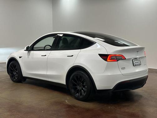 2022 Tesla Model Y Long Range Dual Motor All-Wheel Drive