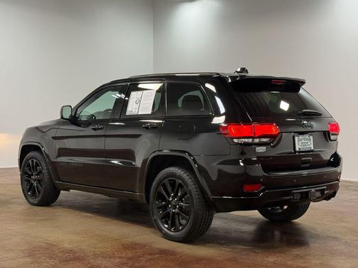 Diamond Black Crystal Pearlcoat 2017 Jeep Grand Cherokee Altitude