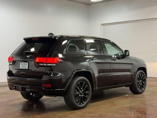 Diamond Black Crystal Pearlcoat 2017 Jeep Grand Cherokee Altitude