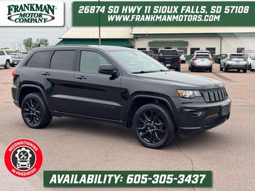 Diamond Black Crystal Pearlcoat 2017 Jeep Grand Cherokee Altitude