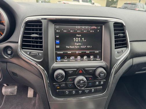 Diamond Black Crystal Pearlcoat 2017 Jeep Grand Cherokee Altitude