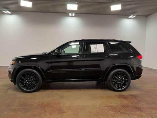 Diamond Black Crystal Pearlcoat 2017 Jeep Grand Cherokee Altitude