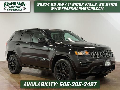 Diamond Black Crystal Pearlcoat 2017 Jeep Grand Cherokee Altitude