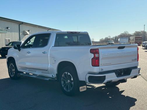 Iridescent Pearl Tricoat 2023 Chevrolet Silverado 1500 High Country