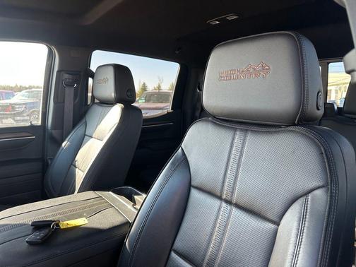 Iridescent Pearl Tricoat 2023 Chevrolet Silverado 1500 High Country