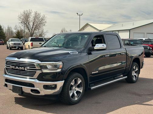 Diamond Black Crystal Pearlcoat 2019 RAM 1500 Laramie