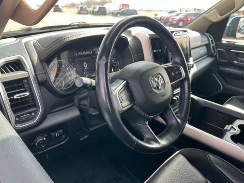 Diamond Black Crystal Pearlcoat 2019 RAM 1500 Laramie