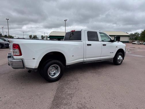 Bright White Clearcoat 2022 RAM 3500 Tradesman Crew Cab 4x4 8' Box