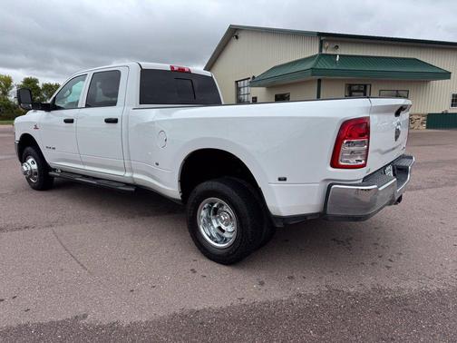 Bright White Clearcoat 2022 RAM 3500 Tradesman Crew Cab 4x4 8' Box