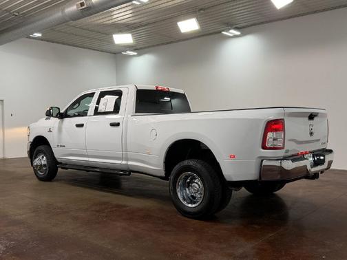 Bright White Clearcoat 2022 RAM 3500 Tradesman Crew Cab 4x4 8' Box